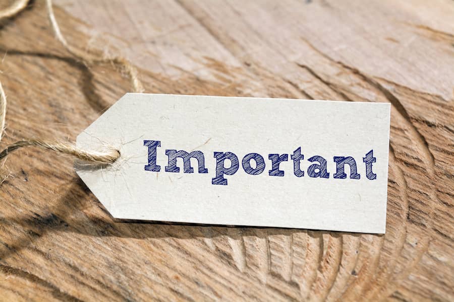 An image of a white label that has the word important written in blue. A bit of twine is threaded through on the left handside and it is resting on wood with grooves etched into it. This is to illustrate that the blog article is an important read for anyone suffering with chronic pain.
